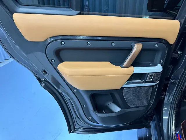 Land Rover Defender — Фото автомобиля 18
