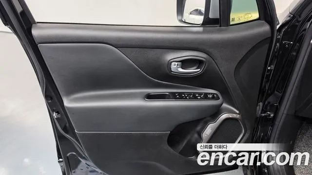 Jeep Renegade — Фото автомобиля 13