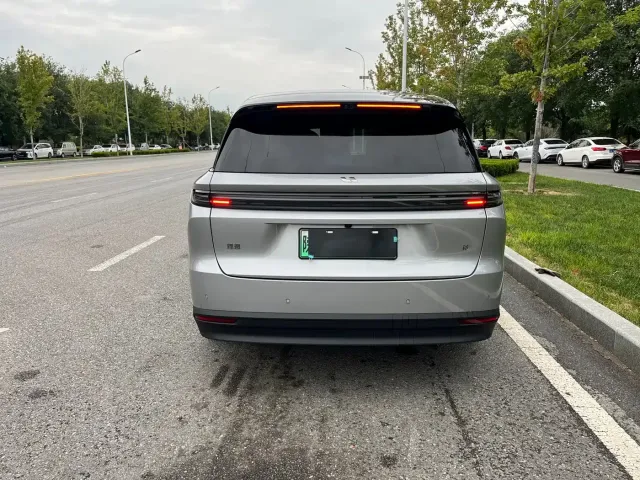 Li Auto i8 — Фото автомобиля 19