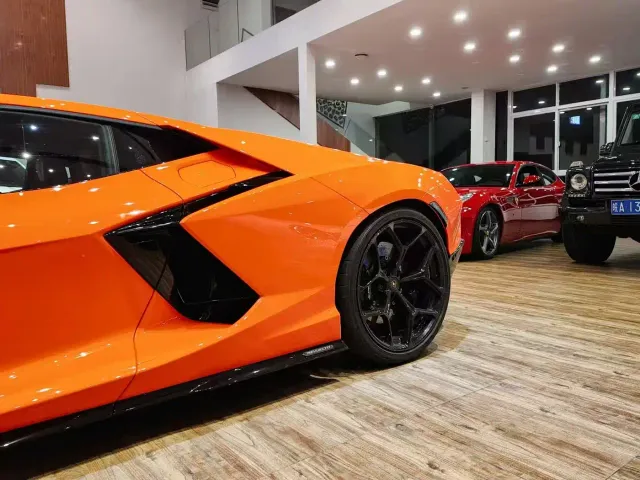 Lamborghini Revuelto — Фото автомобиля 7