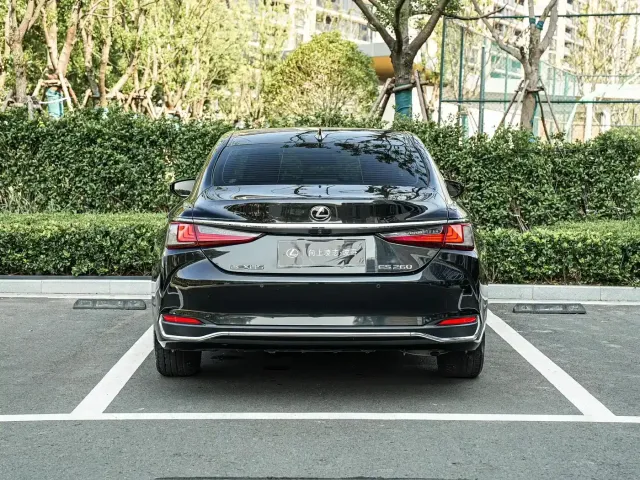 Lexus ES — Фото автомобиля 5