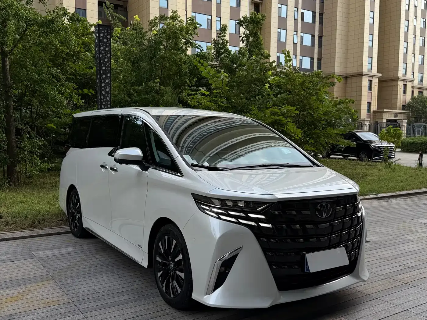 Toyota Alphard 2024 Hybrid 2.5L Ultimate Enjoyment Edition — Фото автомобиля 4