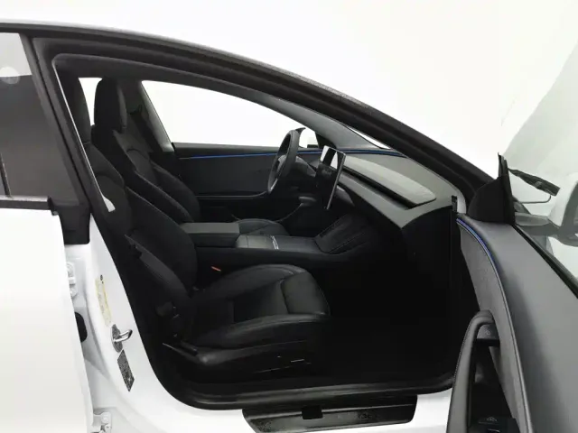 Tesla Model 3 — Фото автомобиля 23
