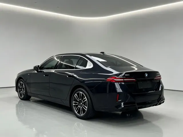 BMW 5 Series — Фото автомобиля 4