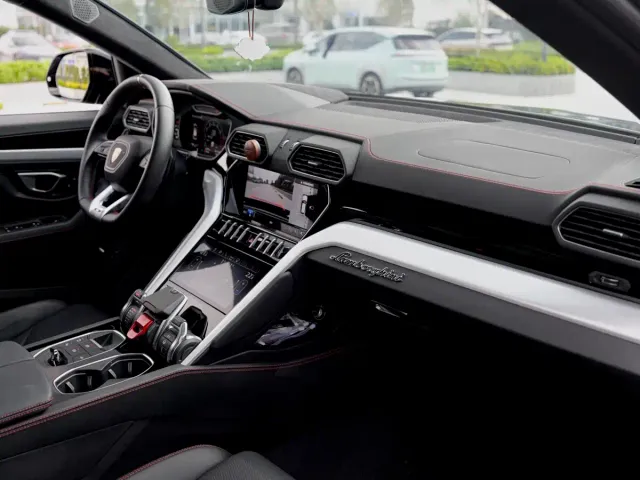 Lamborghini Urus — Фото автомобиля 18