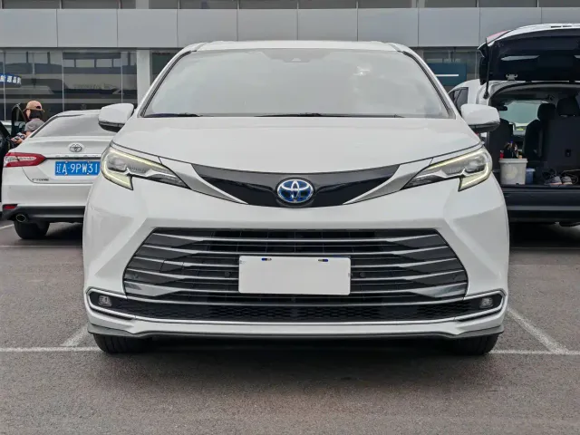 Toyota Sienna — Фото автомобиля 2