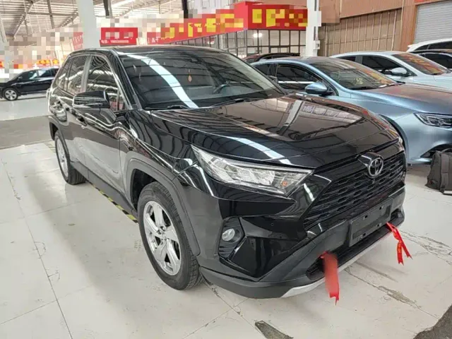 Toyota RAV4 — Фото автомобиля 3