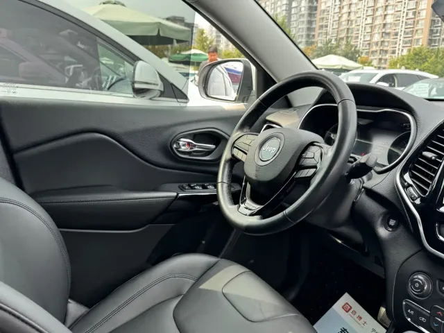 Jeep Cherokee — Фото автомобиля 12