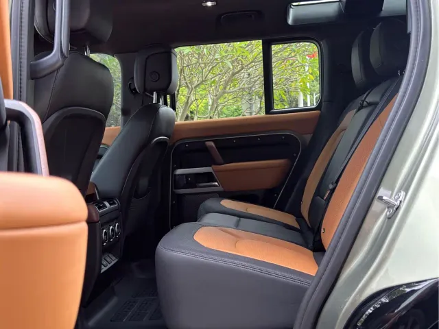 Land Rover Defender — Фото автомобиля 12