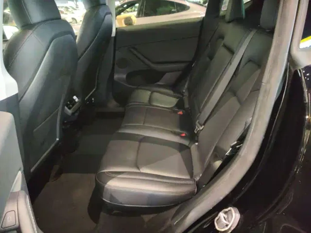 Tesla Model Y — Фото автомобиля 16