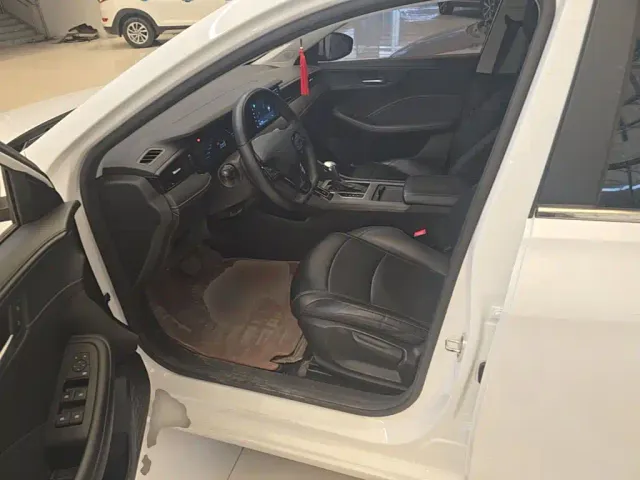 Roewe i5 — Фото автомобиля 14
