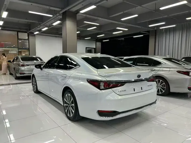 Lexus ES — Фото автомобиля 9