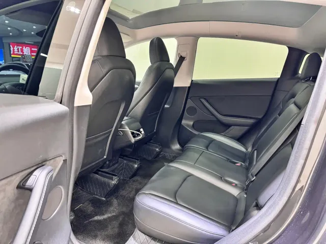Tesla Model Y — Фото автомобиля 11