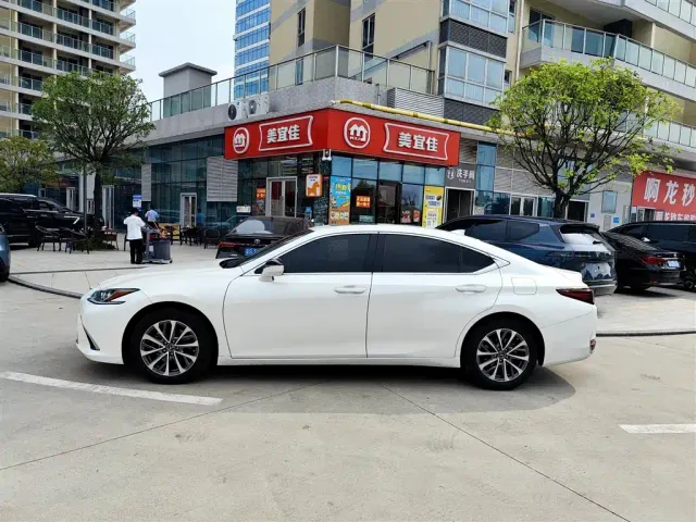 Lexus ES — Фото автомобиля 3