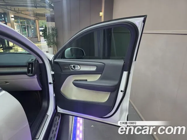 Вольво XC40 B4 Ultra Bright — Фото автомобиля 13