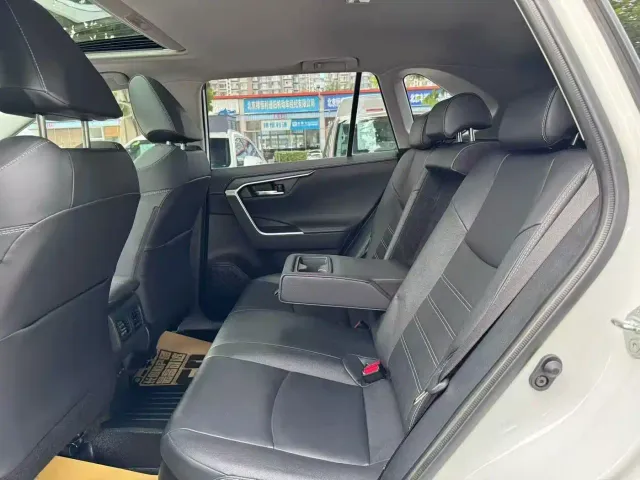 Toyota RAV4 — Фото автомобиля 4