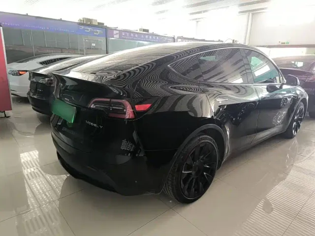 Tesla Model Y — Фото автомобиля 6