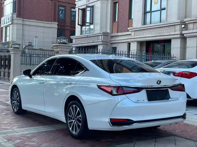 Lexus ES — Фото автомобиля 7