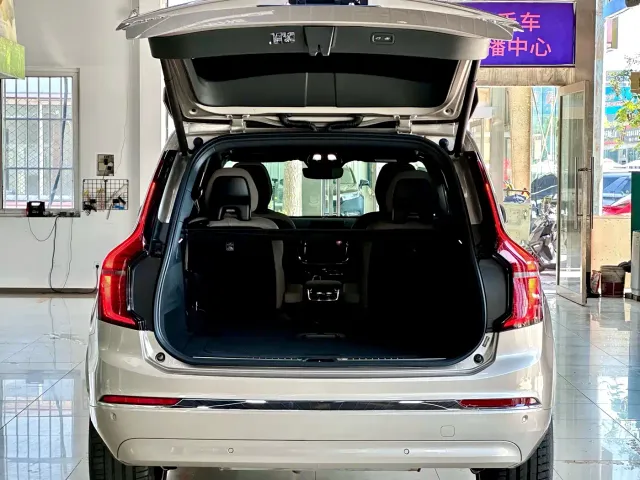 Volvo XC90 — Фото автомобиля 10