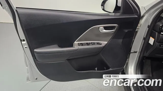 Kia Niro — Фото автомобиля 13