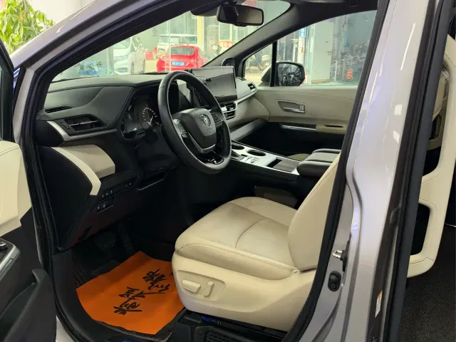 Toyota Sienna — Фото автомобиля 6