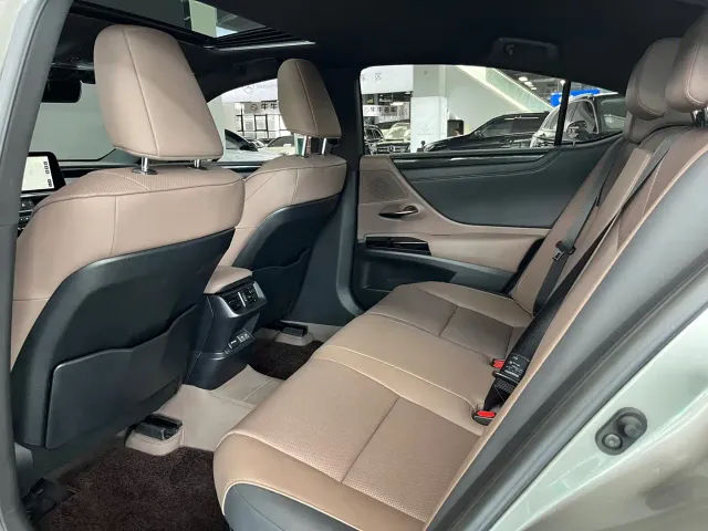 Lexus ES — Фото автомобиля 12