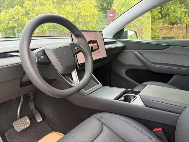 Tesla Model Y — Фото автомобиля 6