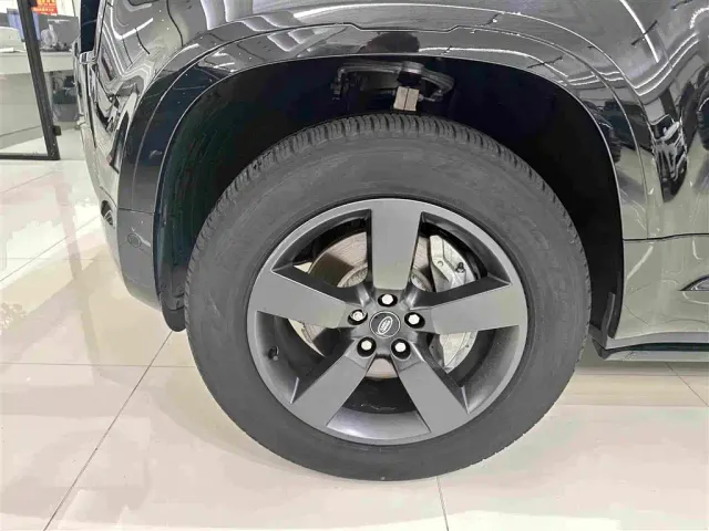 Land Rover Defender — Фото автомобиля 4