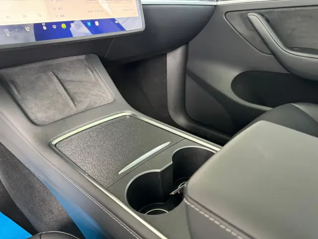 Tesla Model Y — Фото автомобиля 9