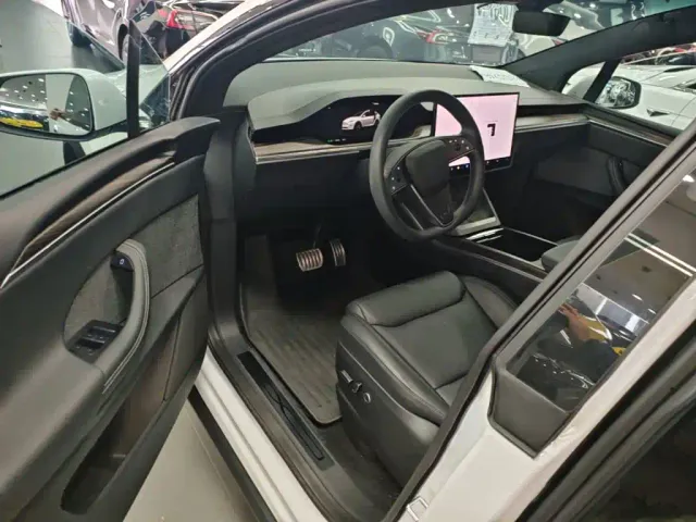 Tesla Model X — Фото автомобиля 15