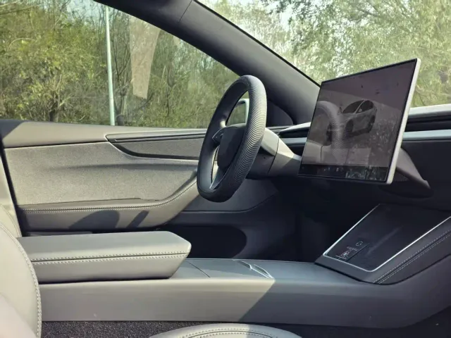 Tesla Model Y — Фото автомобиля 6