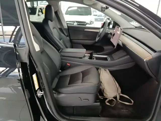 Tesla Model Y — Фото автомобиля 24