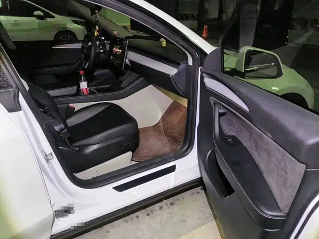 Tesla Model Y — Фото автомобиля 13