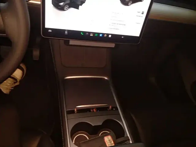 Tesla Model Y — Фото автомобиля 13