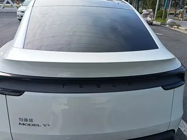 Tesla Model Y — Фото автомобиля 6