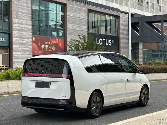 Li Auto MEGA — Фото автомобиля 7