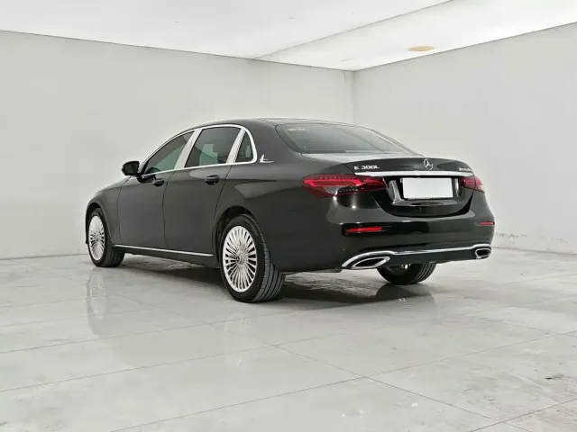 Mercedes-Benz E-Class — Фото автомобиля 2