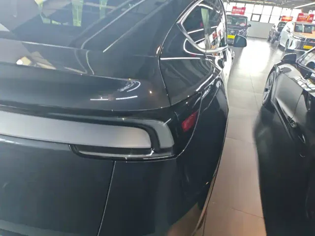 Tesla Model Y — Фото автомобиля 7