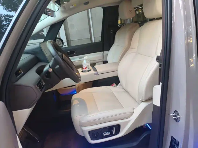 Li Auto MEGA — Фото автомобиля 14