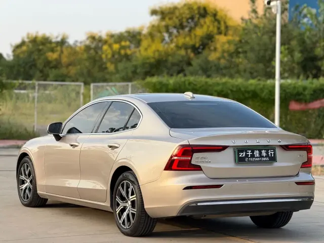 Volvo S60 — Фото автомобиля 5