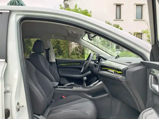 Roewe i5 — Фото автомобиля 10