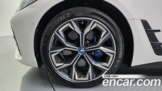 BMW i4 — Фото автомобиля 5