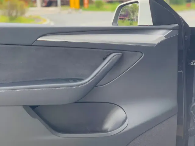 Tesla Model Y — Фото автомобиля 12