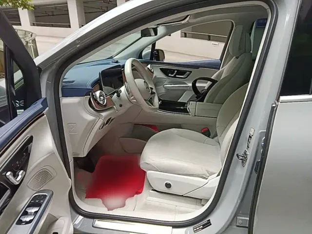 Mercedes-Benz EQE SUV — Фото автомобиля 14