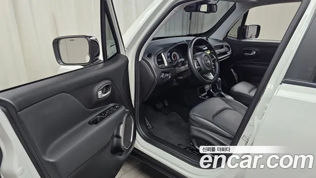 Jeep Renegade — Фото автомобиля 10