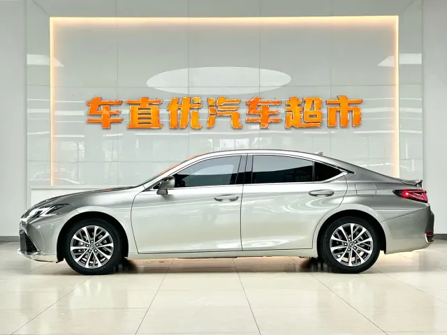 Lexus ES — Фото автомобиля 4