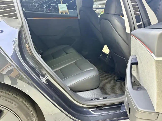 Tesla Model 3 — Фото автомобиля 10