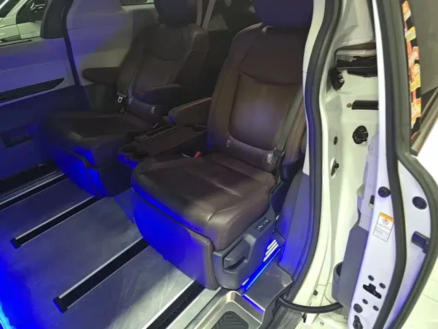 Toyota Sienna — Фото автомобиля 16
