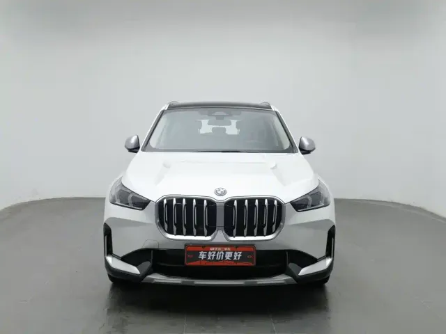 BMW iX1 — Фото автомобиля 3