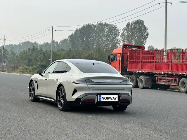Xiaomi SU7 — Фото автомобиля 24